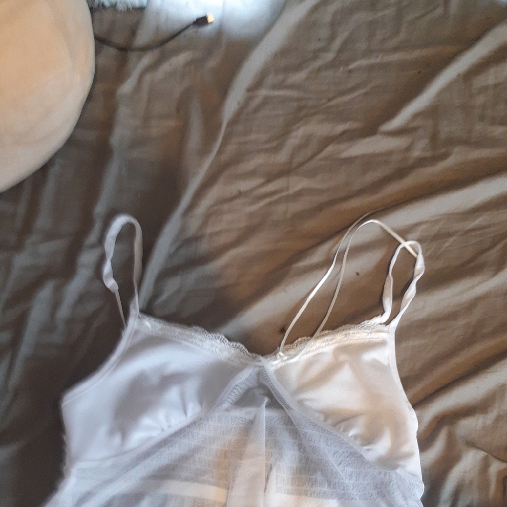 Chic White Lace-Accented Chemise
